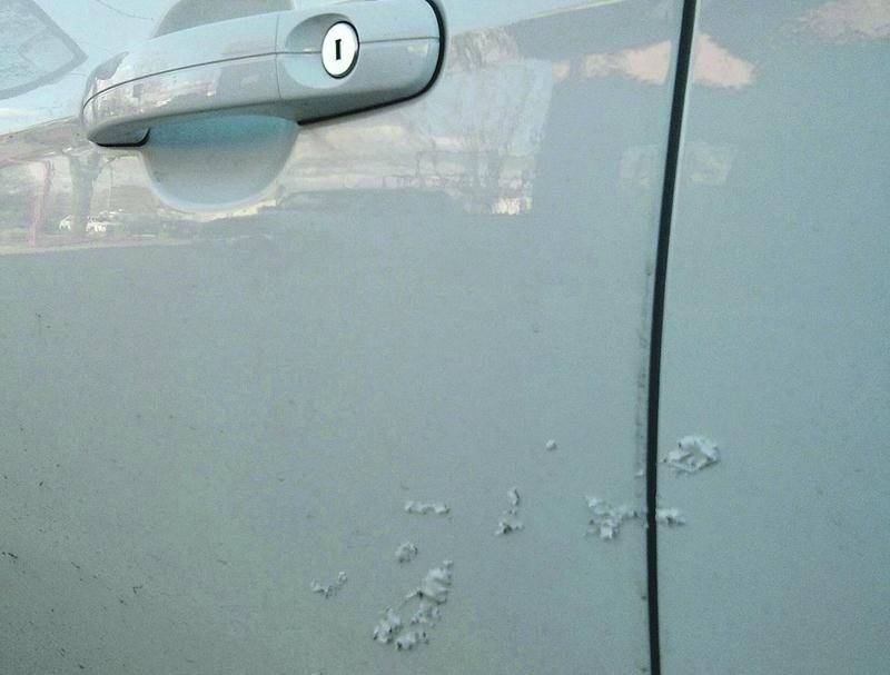 La substance lancée sur les véhicules a eu pour effet d’écailler la peinture. Photo Courtoisie Sûreté du Québec