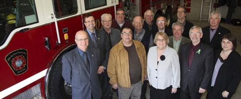 Les maires de plusieurs municipalités de la MRC Les Maskoutains s'étaient donné rendez-vous à la caserne no 2 de la Ville de Saint-Hyacinthe pour la présentation du schéma de couverture de risques en sécurité incendie. Ils sont accompagnés ici du directeur général de la MRC, Gabriel Michaud et de celui de la Ville de Saint-Hyacinthe, Louis Bilodeau (à l'extrême gauche).