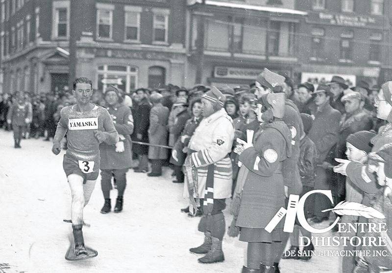 Bien positionné devant le marché, le photographe Raymond Bélanger réalise cette photographie de Gérard Côté lors du Marathon de Saint-Hyacinthe, en 1948. Photo Collection Centre d’histoire de Saint-Hyacinthe, CH548.