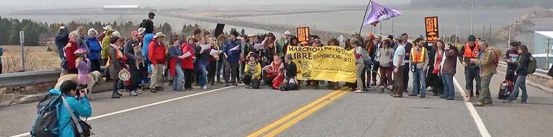 Image tirée du documentaire Pipeline, pouvoir et démocratie où l’on assiste au départ de la Marche des Peuples pour la Terre Mère, partie au port de Gros-Cacouna en mai 2014.Office national du film du Canada