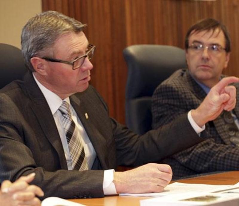 Le maire de Saint-Hyacinthe, Claude Corbeil, en compagnie du directeur général, Louis Bilodeau, au cours du point de presse de mardi sur le budget 2014.