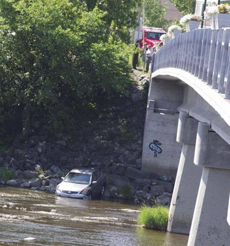 Une voiture stationnée en bordure d'un commerce, à l'intersection de la rue St-Pierre et du pont Barsalou, a fait une saucette dans la rivière Yamaska, le samedi 30 juin. Le frein à main n'avait vraisemblablement pas été enclenché lorsque la voiture a lentement roulé vers la pente abrupte descendant à la rivière. Heureusement, il n'y avait personne à bord du véhicule et personne, non plus, sur la rive quelques mètres plus bas. Les policiers de la Sûreté du Québec ont fait appel à un remorqueur p