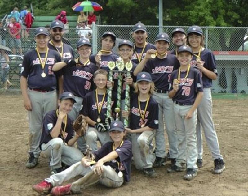 Les Jays de Saint-Hyacinthe pee-wee B ont triomphé au tournoi de Nicolet au début juillet. L'équipe maskoutaine a mis la main sur un premier titre cette saison en remportant la finale disputée le 13 juillet. Sur la photo, on retrouve : Nicolas Arpin, Vincent Beauregard, Florent Carrier, William Ethier, Laurence Jodoin, Zachary Lambert, Gabriel Mailloux, Félix Phaneuf, Alec Plourde Lamoureux, Alejandro Roldan Ramirez, David St-Jacques et les entraîneurs Dominic Phaneuf, Dominic Mailloux et Christ