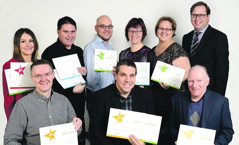 Les lauréats et finalistes, derrière de gauche à droite : Jennifer Blanchette, Alain Bérubé, Alex Carrière, Josée Bachand, adjointe à la rédaction et correctrice, Josée Cusson et Benoit Chartier. Assis, dans l’ordre habituel : Jean-Luc Lorry, Martin Bourassa et Benoit Lapierre. Photo François Larivière | Le Courrier ©