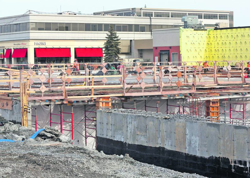 Le chantier du Centre des congrès et de son hôtel a fait de 2016 une année record dans la construction à Saint-Hyacinthe. Photo Robert Gosselin - Le Courrier