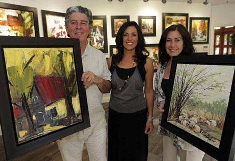 Manon Tétreault, artiste peintre et propriétaire d'O en art (au centre) est fière d'accueillir les nouvelles oeuvres d'Yves Ayotte et de Marie-Andrée Béliveau.