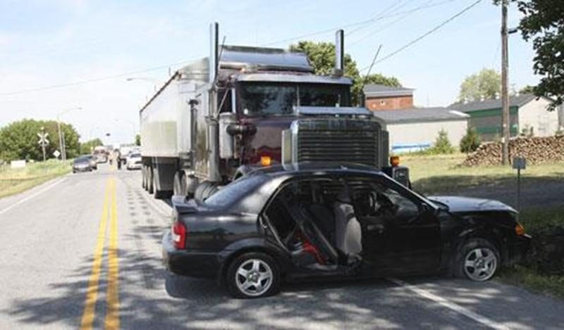 Une femme de 63 ans a été blessée, le 12 juillet, dans un accident survenu sur la route 235, à Saint-Pie. L'automobiliste circulait en direction sud lorsqu'elle aurait ralenti à l'approche du rang Émileville afin d'effectuer un virage. Le camion semi-remorque qui la suivait n'aurait pas eu le temps de s'immobiliser et aurait percuté la voiture, côté conducteur. La sexagénaire a été transportée vers le centre hospitalier pour soigner ses blessures. On ne craint pas pour sa vie. Le camionneur, un