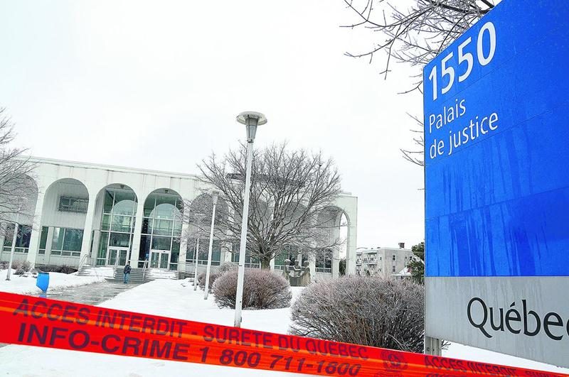 L’opération de la Sûreté du Québec a duré près de trois heures et s’est terminée par l’intervention de techniciens en ­explosifs, confirmant qu’il s’agissait d’un colis inoffensif. Photo François Larivière | Le Courrier ©