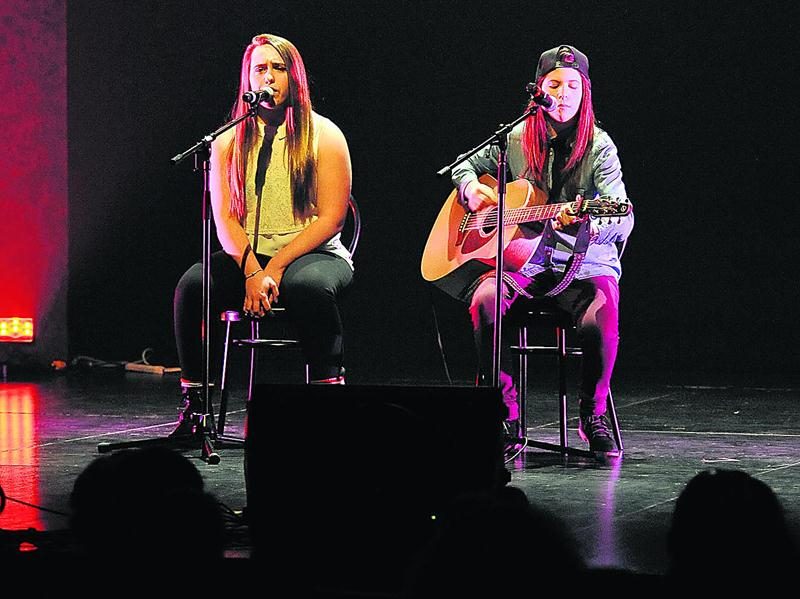 Les étudiantes en Arts, lettres et communication — exploration théâtrale Daphnée Guérin et Gaëlle Tremblay ont remporté le troisième prix pour leur création musicale intitulée Cri du coeur. Photo François Larivière | Le Courrier ©