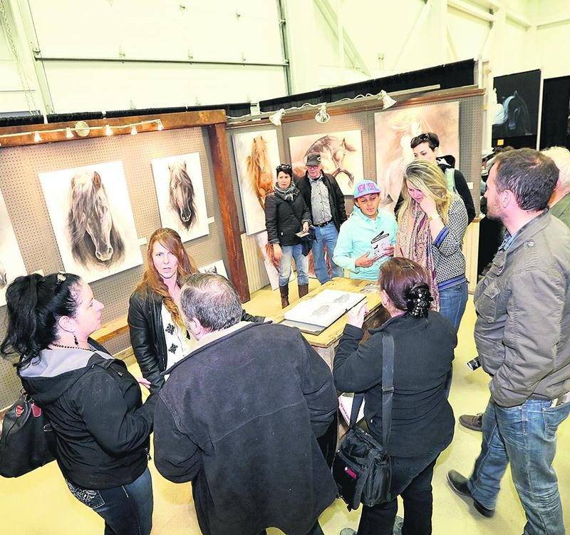Environ 25 artistes et artisans complètement dédiés à l’art équin étaient présents dans le cadre du Salon du cheval. Photographie, montres, bijoux, vêtements, peinture, sculptures, sellerie sur mesure, etc.