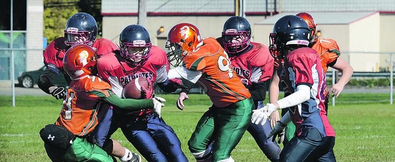 Pendant que l’équipe juvénile s’assurait du titre de la section Est, le Drakkar cadet (sur la photo) a finalement goûté à la victoire en disposant de l’école J.-H.-Leclerc 33 à 12 samedi. Photo François Larivière | Le Courrier ©