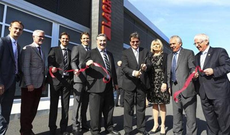 On a procédé à la traditionnelle coupe de ruban pour l'inauguration de la nouvelle usine de Viandes Lacroix dans le parc Olivier-Chalifoux.