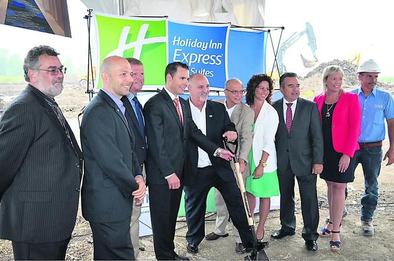 La pelletée de terre officielle a été faite par les dirigeants du Groupe Robin, à savoir Robert, Jonathan et Nellie Robin, en présence du maire de Vaudreuil-Dorion, Guy Pilon, de la députée de Vaudreuil, Marie-Claude Nichols, ainsi que de nombreux représentants de la communauté des affaires.