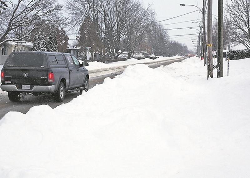 Le déneigement de l’avenue Castelneau ne semble pas être dans les priorités de la Ville, selon le conseiller André Beauregard, même s’il s’agit d’une artère importante. On la voit ici mardi, trois jours après la dernière tempête. Photo Robert Gosselin | Le Courrier ©
