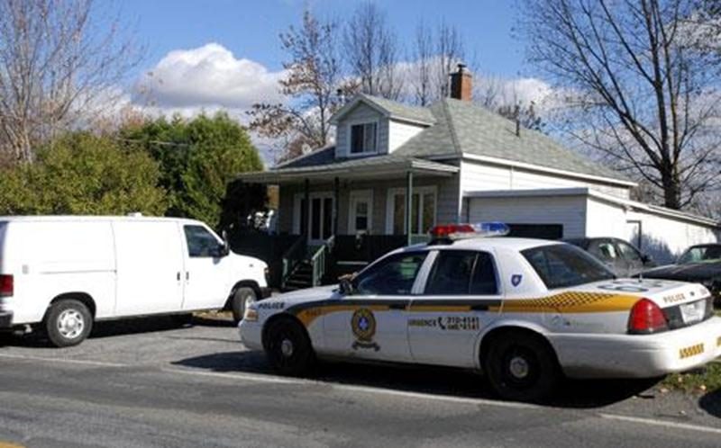 Les policiers ont fait irruption dans une résidence de la rue Frontenac à Saint-Hyacinthe vendredi matin pour y cueillir Larry Savard, supposément impliqué dans le décès d'un homme survenu dans le stationnement d'un motel de Jonquière.