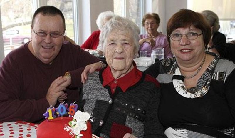 C'était jour de fête le 21 novembre à la Résidence Bourg-Joli de Saint-Hyacinthe où Mme Bernadette Chabot-Saint-Pierre a célébré son 106 e anniversaire de naissance entourée de son fils Bernard, d'amis et de quelques membres du personnel de la résidence. Dotée d'une santé de fer, Mme Chabot-Saint-Pierre est toujours dans une forme splendide!