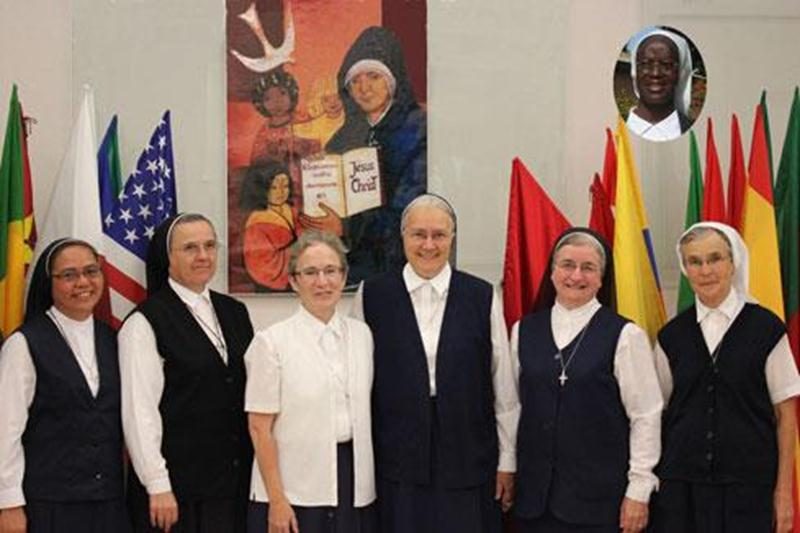 Au chapitre général des Soeurs de la Présentation de Marie, tenu à Rome, du 17 septembre au 17 octobre, un nouveau conseil général a été élu. Il reflète bien la dimension internationale de la congrégation présente dans 20 pays. Dans l'ordre habituel, les soeurs Charito Gorgonio (Philippines), Marie des Anges Alves (Portugal), Claudette Casavant (Saskatchewan), Angèle Dion, supérieure générale (Québec), Susan Frederik (États-Unis), Geneviève Couriaud (France). En médaillon, Madeleine Mendy (Gambi