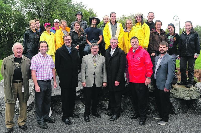 La Ville a pu compter sur beaucoup de collaborateurs, dont des étudiants de l’ITA et de l’École professionnelle, pour revamper son parc des Sociétaires. Au premier plan, Donald Côté, conseiller du district Sainte-Rosalie, François Lussier, des Travaux publics, Louis Bilodeau, directeur général, Raymond Carrière, de Collectivités en fleurs, le maire de Saint-Hyacinthe, Claude Corbeil, Pierre Bergeron, du CN et Philippe Payette-Lavallée, des Travaux publics. Photo Robert Gosselin | Le Courrier ©