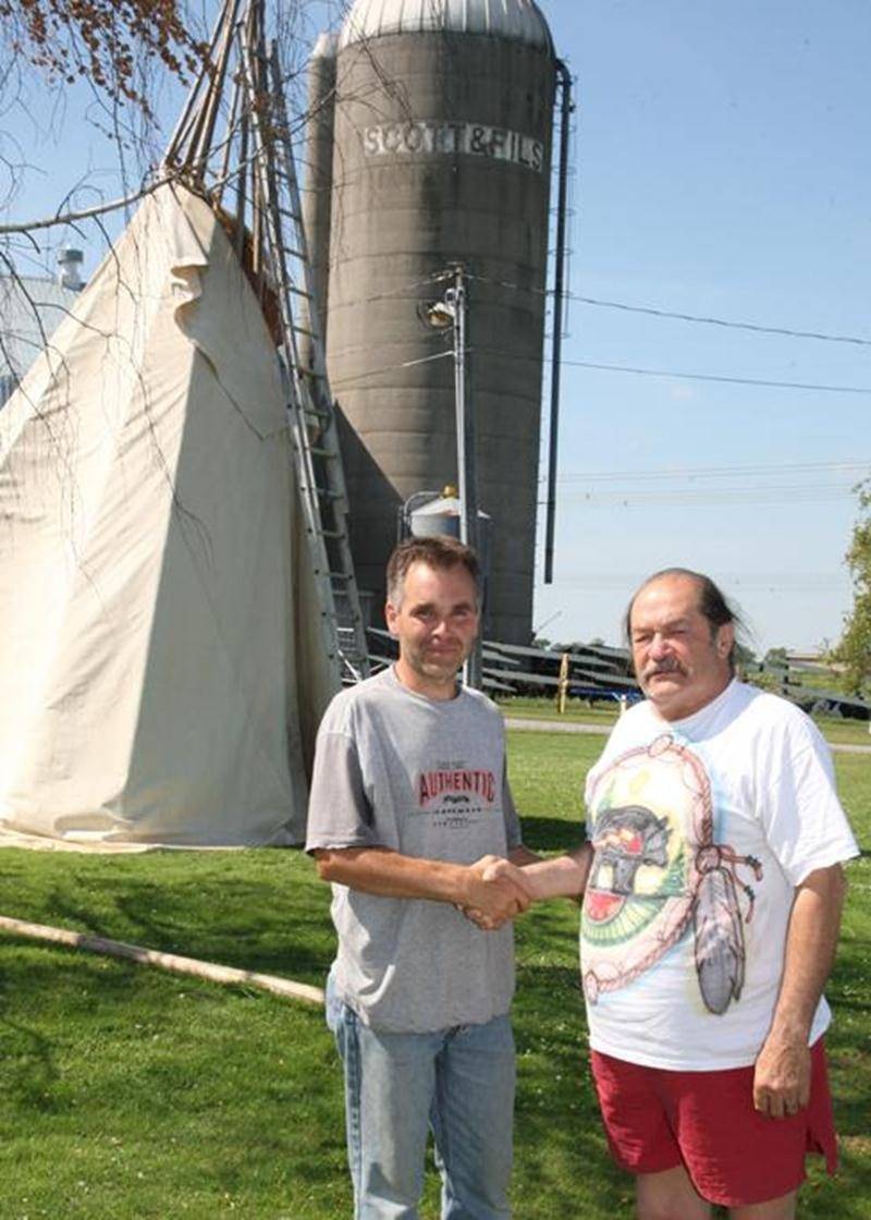 Martin Scott, agriculteur à Sainte-Rosalie, en compagnie de Guy Frigon, Grand Chef de la Confédération des peuples autochtones du Canada.