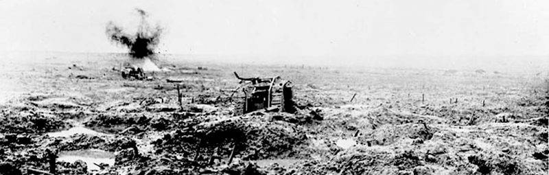Char d’assaut dans une zone ayant été très bombardée. Bataille de Passchendaele. Photo : Bibliothèque et Archives Canada / PA-002195