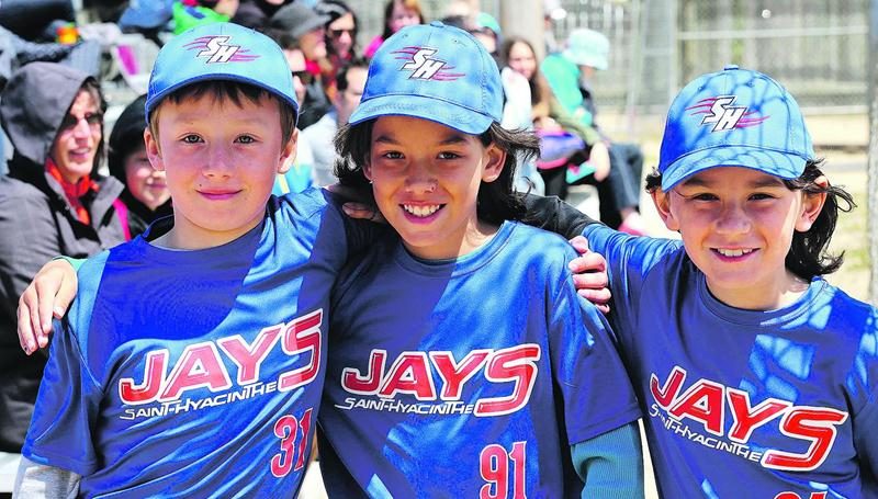 Nos fiers représentants des Jays de Saint-Hyacinthe moustique B avaient hâte de sauter sur le terrain! Photo Robert Gosselin | Le Courrier ©