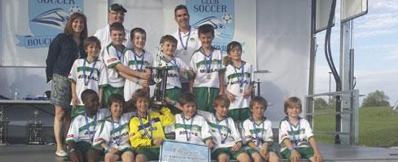 Le FC Saint-Hyacinthe U-10 A masculin s'est imposé au tournoi de Boucherville en remportant un premier titre cette saison. Les Maskoutains ont réussi à vaincre les Flames de L'Île-des-Soeurs au compte de 2 à 1 dans une finale chaudement disputée. La contribution de tous les joueurs a permis au FC Saint-Hyacinthe de connaître un beau parcours, composé de cinq victoires en six rencontres. Leur seul faux-pas est survenu en ouverture de tournoi, avec un match nul de 1 à 1 face au FC Trois-Lacs. En d