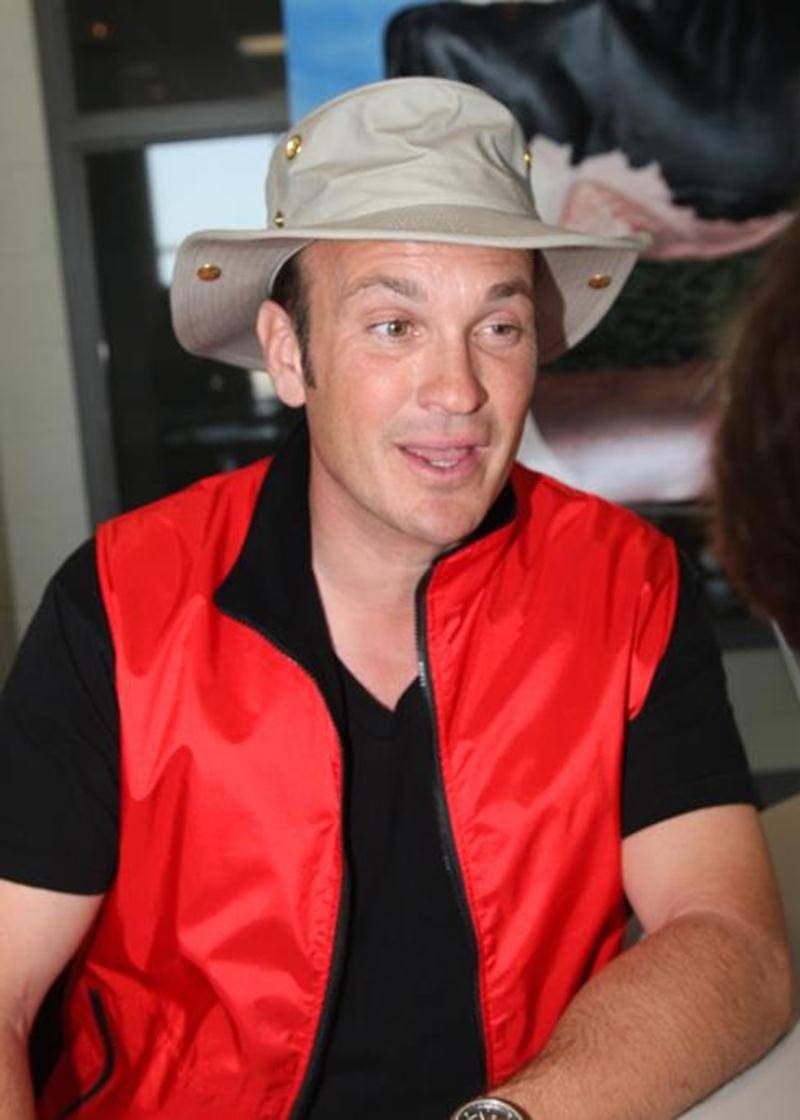 François Tremblay incarne le personnage d'Arthur l'aventurier.
