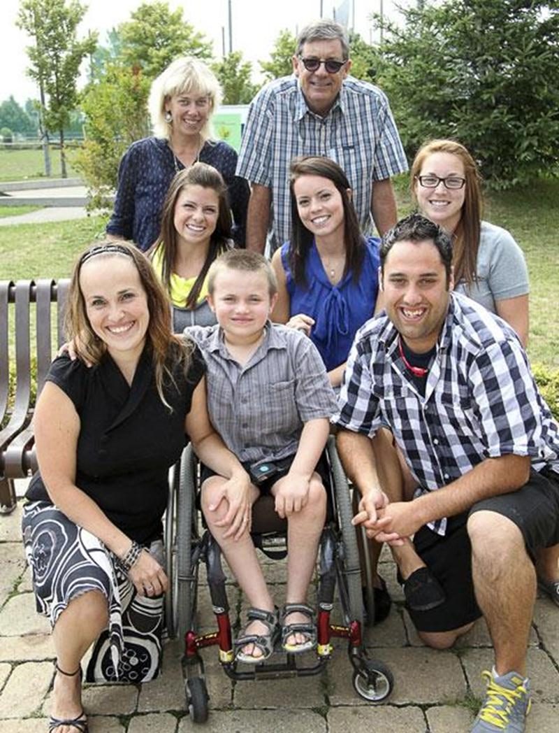 On reconnaît devant : Maude Fillion, le petit William et Jean-Philippe Primeau, des Loisirs Sainte-Rosalie. Au centre : Frédérique Fillion, Natacha Comtois et Érika Martel. Derrière : Nancy Janelle, de l'Office des personnes handicapées du Québec, en compagnie de Jean Lemonde, de Zone Loisir Montérégie.