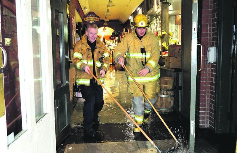 L'inondation survenue au Marché public de Saint-Hyacinthe en novembre 2014 continue de faire des vagues. Desjardins Assurances Générales réclame aujourd'hui la somme de 4394 $ à la Ville de Saint-Hyacinthe pour les dommages qu'elle a dû éponger à la suite de l'incident. Il s'agit en fait du montant de la réclamation que lui a présentée la Boucherie Charron, locataire du marché, pour compenser les pertes associées à la fermeture forcée et temporaire du commerce. Dans sa requête, l'assureur estime