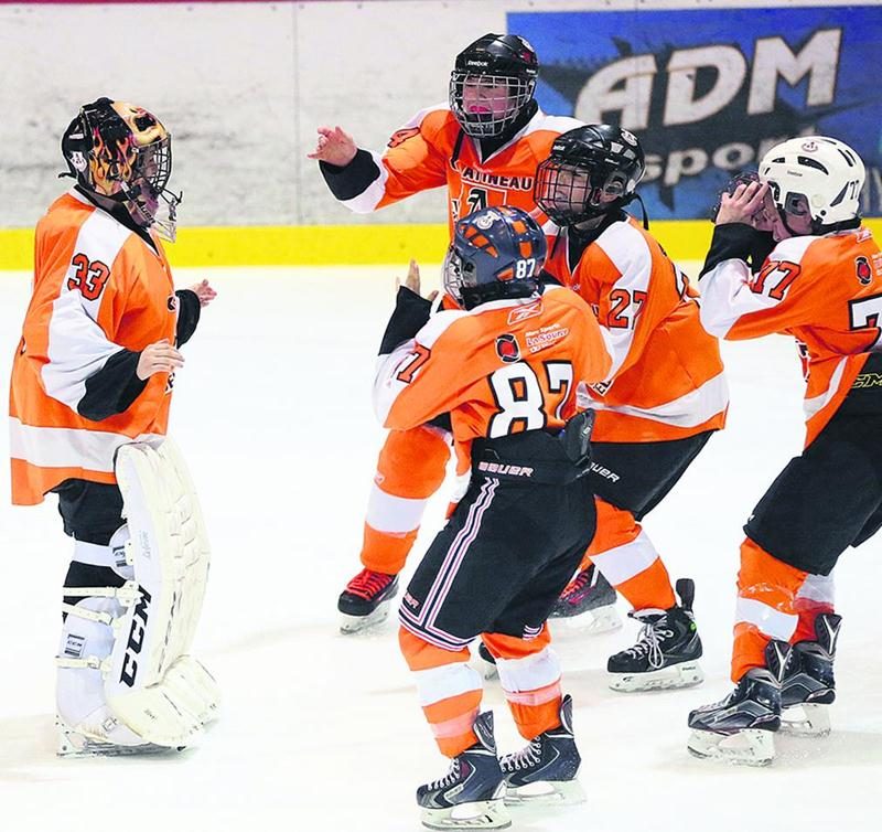 Les célébrations d’une victoire en finale du Tournoi pee-wee Saint-Hyacinthe sont toujours ­remplies d’excitation et de joie comme c’était le cas chez les Ambassadeurs de Gatineau après leur conquête en classe BB. Photo Robert Gosselin | Le Courrier ©