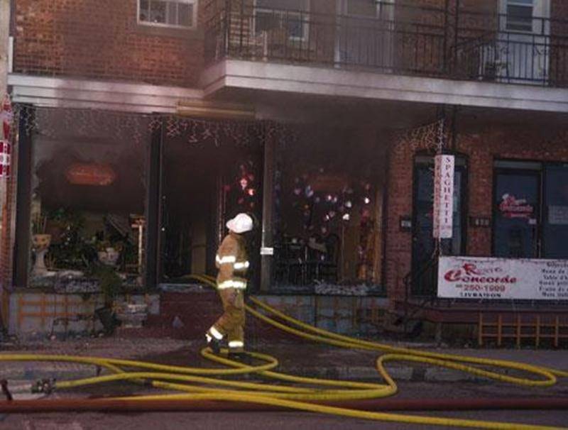 Un incendie a causé plus de 100 000 $ en dommages à un immeuble de l'avenue de la Concorde Nord, au centre-ville de Saint-Hyacinthe, qui abritait un restaurant au rez-de-chaussée et des logements à l'étage. Une quarantaine de pompiers ont combattu les flammes durant un peu plus d'une heure, lundi, en début de soirée. Huit personnes se trouvaient sur place et ont été évacuées. L'enquête a été transférée à la Sûreté du Québec, qui a découvert « certains éléments qui laissent croire à un incendie c