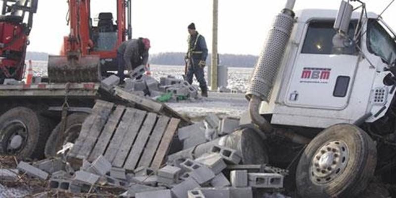 La route 116 (rang Charlotte) à Saint-Liboire a été fermée à la circulation durant toute la matinée hier mercredi après que deux poids lourds aient été impliqués dans une sortie de route. Le conducteur d'un premier véhicule a perdu le contrôle et a percuté un poteau en bordure de la route. Le second, arrivant à sens inverse, a voulu éviter une collision, mais cette manoeuvre a occasionné une perte de maîtrise également. Ce dernier s'est retrouvé coincé dans le fossé. Une partie de son chargement