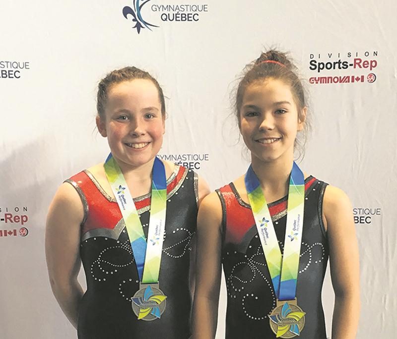 Océane Ferland (à droite) et Charlotte Simoneau (à gauche) ont raflé les deux premières places de la classe provinciale 2 à l’épreuve de tumbling. Photo Courtoisie