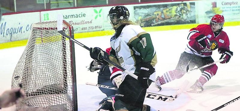 Benjamin Brault a complété un tour du chapeau en troisième période pour donner la victoire aux Lauréats. Photo Robert Gosselin | Le Courrier ©
