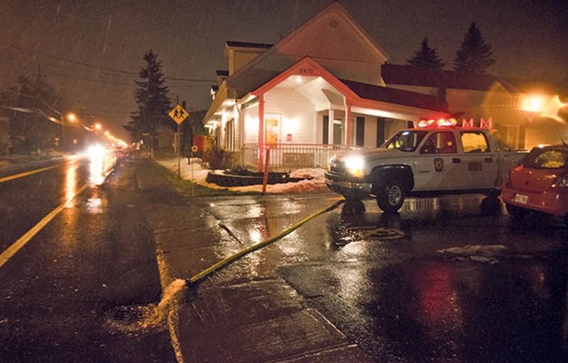 Plusieurs résidences maskoutaines ont requis l’intervention des pompiers cette fin de semaine pour combattre les inondations, comme cette résidence pour personnes âgées de la rue des Seigneurs Est.Photo Courtoisie
