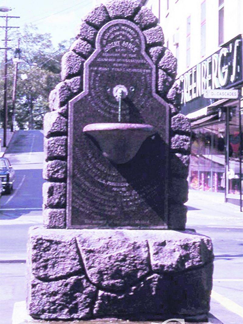 Bien que sa taille ne soit pas très imposante, il demeure que cette fontaine rappelle le passé et fait partie du patrimoine de la Ville.