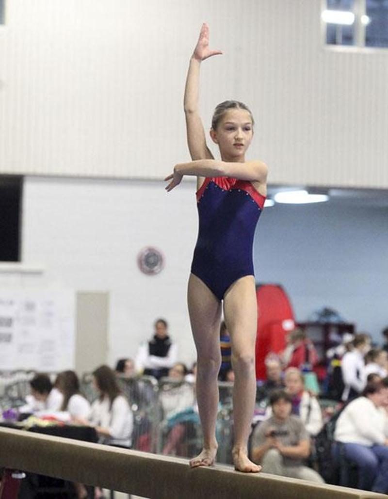 En action sur la poutre, Gaëlle Picard, médaillée d'or à la compétition du circuit régional de gymnastique tenue au Pavillon des Pionniers à Saint-Hyacinthe.