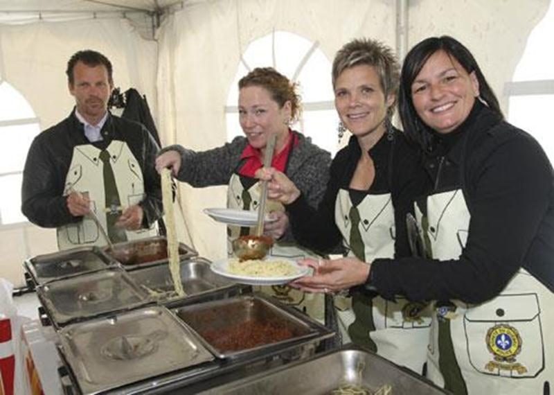 Le vendredi 16 septembre avait lieu un repas spaghetti au profit d’Opération Enfant Soleil. Policiers et employés civils de la Sûreté du Québec du poste de la MRC des Maskoutains ont servi plus de 220 repas à la population. Les deux services se sont déroulés au Club de golf La Providence. Au total, plus de 3 500 $ seront remis à Opération Enfant Soleil grâce à la participation des policiers, des citoyens, des bénévoles et des commanditaires. Les policiers sont fiers de ce succès et s'engagent dé