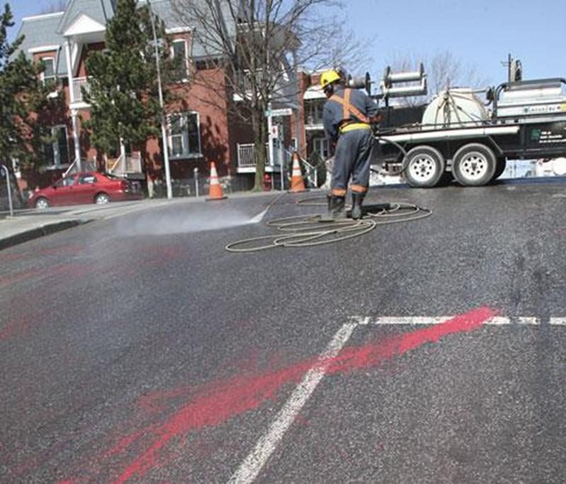 Le centre-ville de Saint-Hyacinthe s'est réveillé couvert de rouge, le 13 avril.