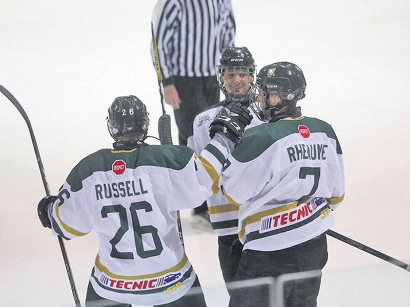 Avec leur victoire de 5 à 2 samedi, les Gaulois sont en bonne position dans leur série allez-retour face aux Riverains du Collège Charles-Lemoyne. Photo Robert Gosselin | Le Courrier ©