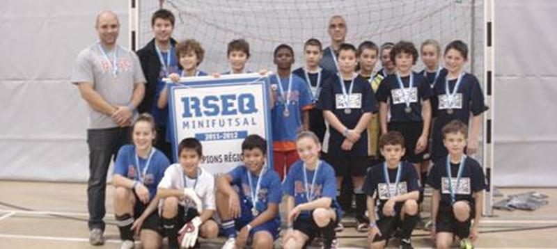 Les champions en mini futsal (volet scolaire) : À gauche, l'école Bois-Joli-Sacré-Coeur, et les enseignants Nicolas Caron et François Lamothe-Michaud. À droite : l'école Roméo-Forbes et l'un de ses instructeurs, Yves Théoret. Absent de la photo : Richard Labonté.