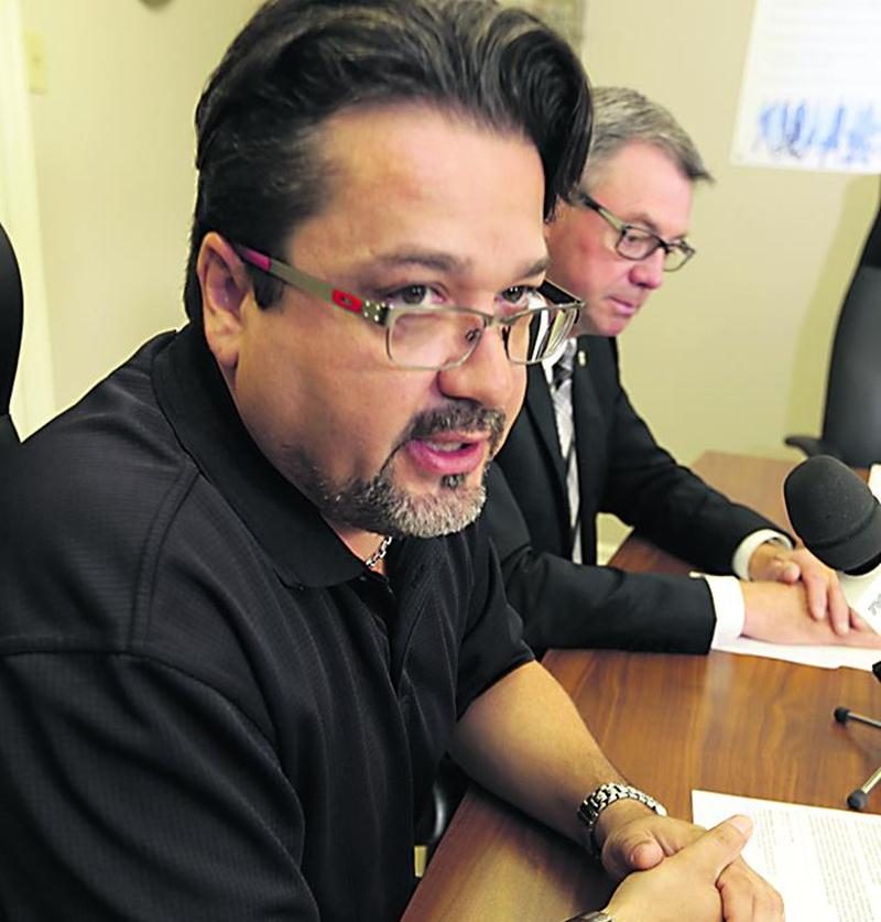 Le président de la SDC Centre-Ville, François Grisé (au premier plan), s’est dit satisfait des ajustements annoncés par le maire de Saint-Hyacinthe, Claude Corbeil, dans le délicat dossier du stationnement. Photo Robert Gosselin | Le Courrier ©