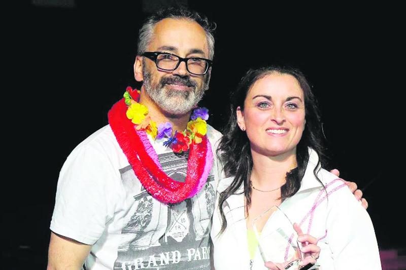 Nancy Houle a ­reçu un trophée pour son ­implication au club. Photo Robert Gosselin | Le Courrier ©