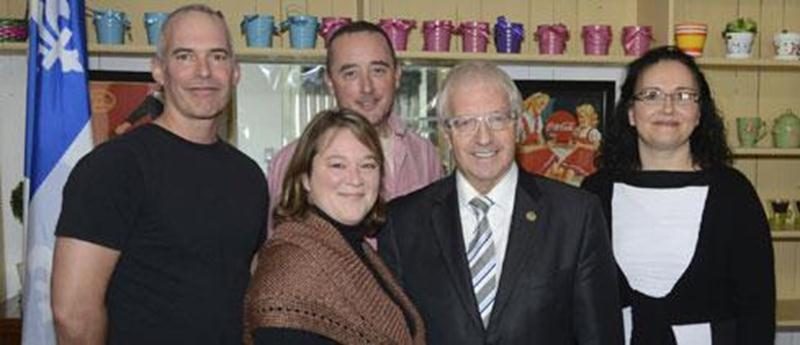 On reconnaît sur la photo, de gauche à droite, Jean-François Beauregard, Stéphanie Kerouac et Hugo Berthiaume, de l'entreprise Petit Muzo; le député de Saint-Hyacinthe, Émilien Pelletier; et Karole Paradis, des Bonbons Kel.