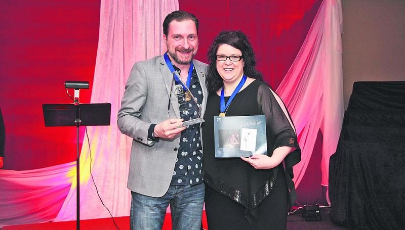 Le Maskoutain Patrick Roger a reçu le titre de Maître photographe agréé lors du banquet des lauréats du 65e congrès de l’Association Photographes Professionnels du Québec. Son prix lui a été remis par Nathalie Mathieu, présidente du PPDQ. Photo Stéphane Larivière