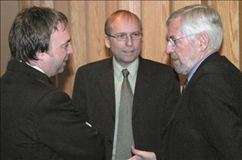 Le maire Claude Bernier en discussion avec Michel Veilleux et Claude Dorval, représentants de l’AMT, en février 2009. Photothèque | Le Courrier ©