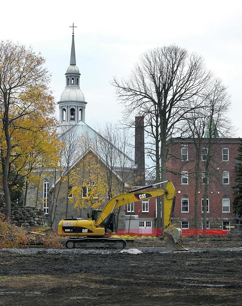 Un immeuble résidentiel de 36 logements est actuellement en construction à l’arrière de l’ancien couvent des Pères Dominicains et de l’église Notre-Dame-du-Rosaire.    Photo François Larivière | Le Courrier ©