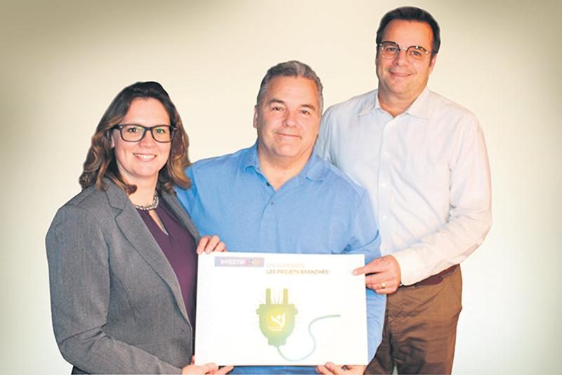 Le consultant en électrification des transports, Daniel Breton, entouré de Karine Guilbault, directrice du développement industriel, et de Claude Rainville, directeur du développement commercial de Saint-Hyacinthe Technopole.