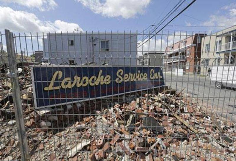Un violent incendie a complètement ravagé l'immeuble qui abritait l'entreprise Laroche Service le 16 mai.