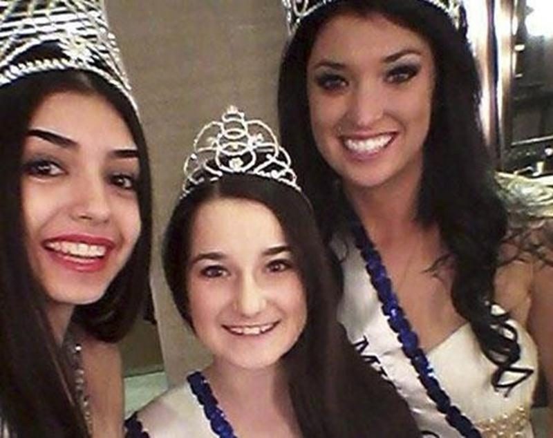 Annabelle Malo (au centre) a remporté le titre de Miss Québec « pré-teen » le 1 er mars.